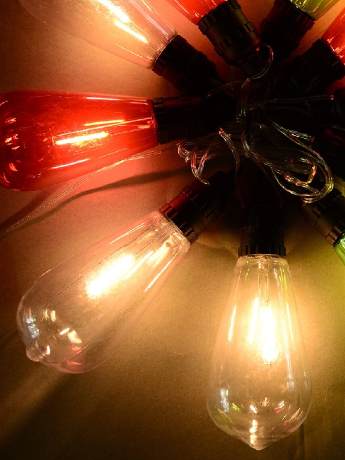 10 Incandescent Red, Green & Transparent Bulb Solar String Lights - 1.5m — image 6
