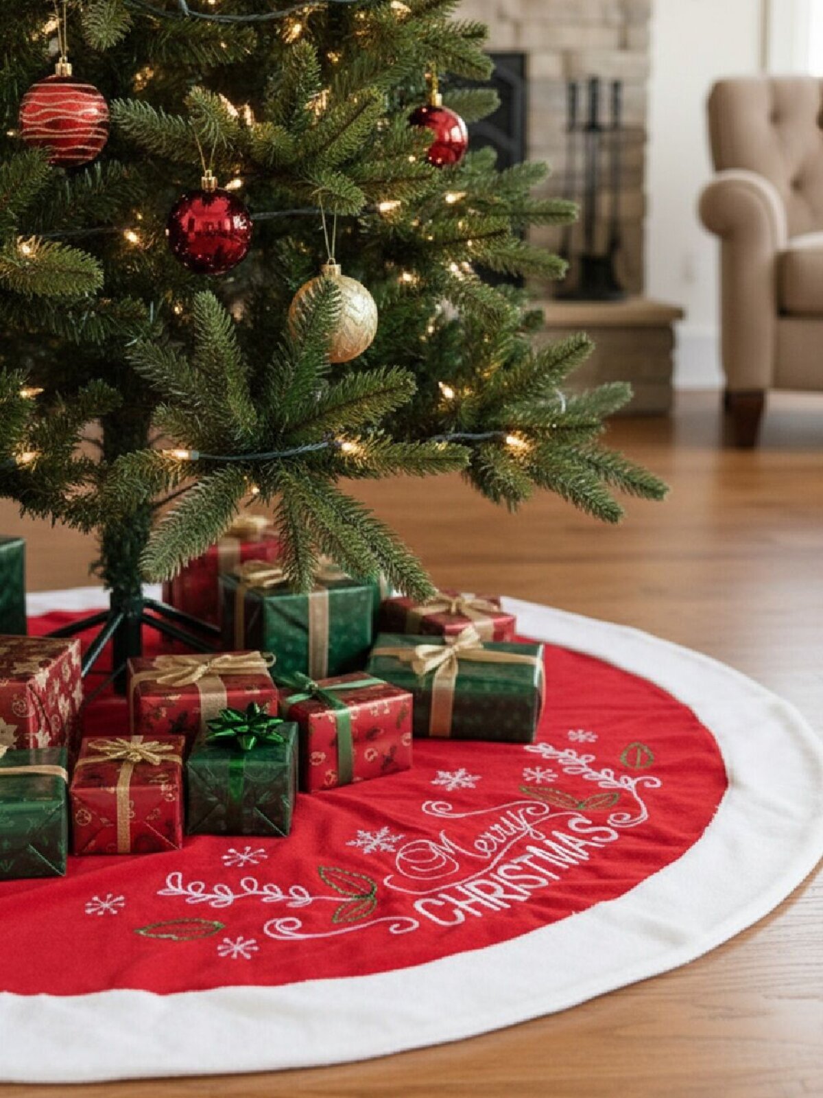 1m Red Fleece & White Faux Fur Embroidered Foliage Christmas Tree Skirt — image 2