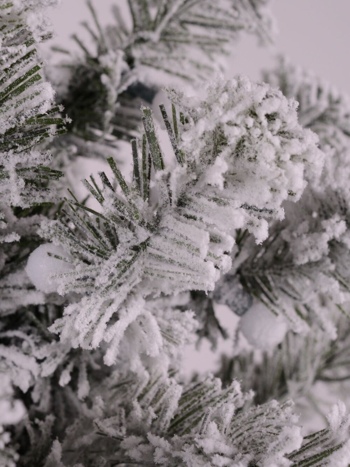 Dual Colour Pre-Lit Moderately Flocked Christmas Tree With 598 Tips - 1.8m — image 4