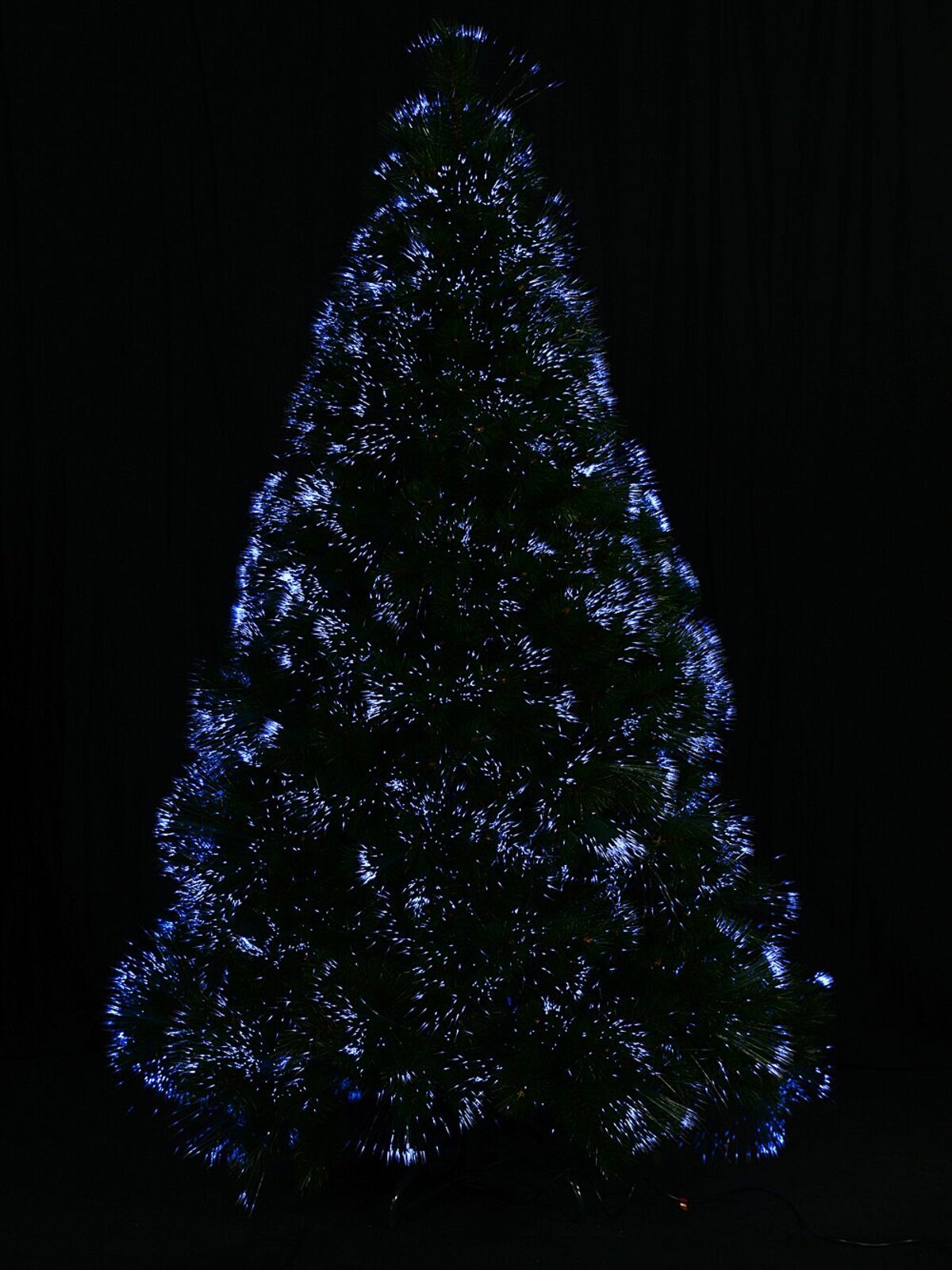 The Majestic Aurora Fibre Optic Christmas Tree With 612 Pine Needle Tips - 1.8m — image 5