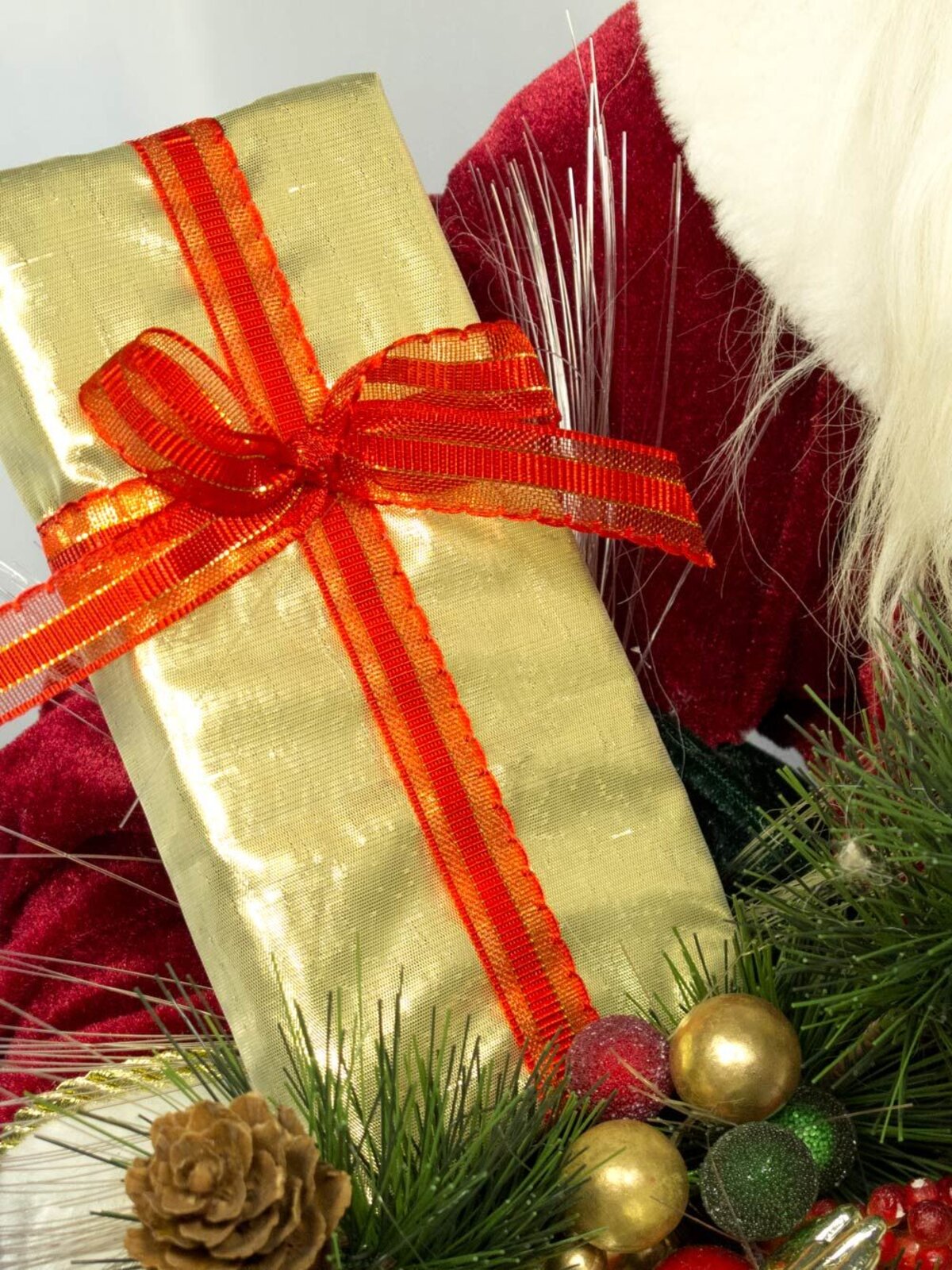 Traditional Santa With Gifts Fibre Optic Animation - 90cm — image 4