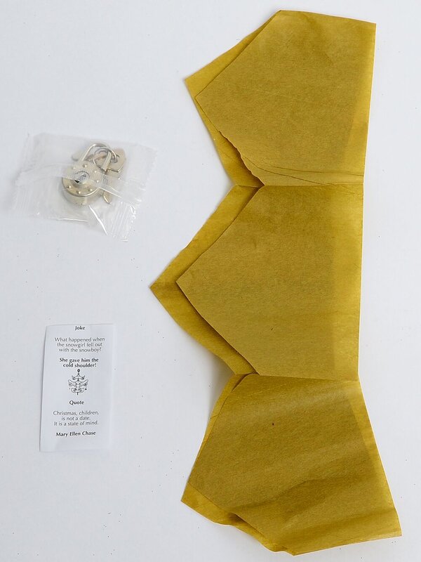 Gold Merry Christmas & Holly Wreath With Berries Design Bon Bons - 10 x 36cm — image 3