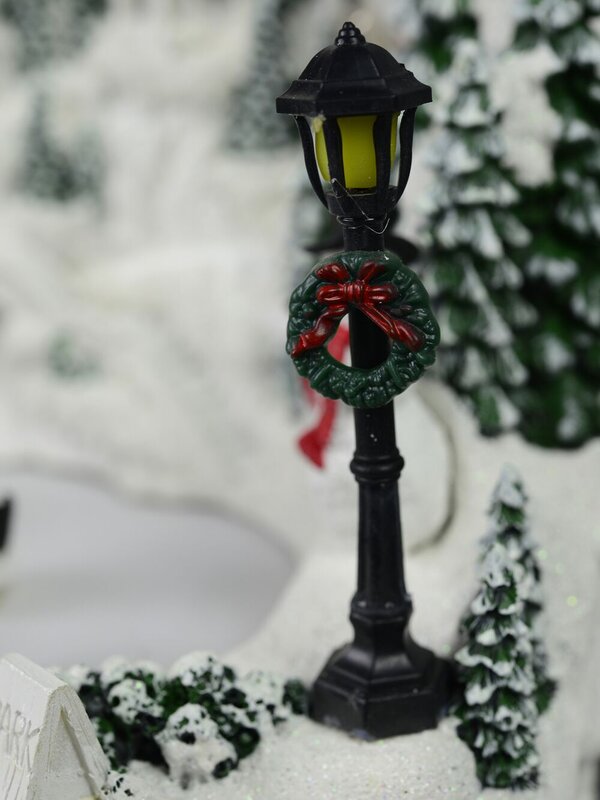 Illuminated & Animated Ice Skating Winter Christmas Eve Scene - 32cm — image 7