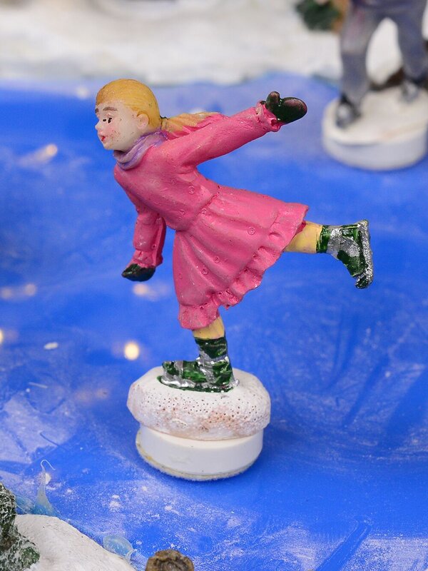 Pond Skating Christmas Scene With Santa, Reindeer & Christmas Critters - 33cm — image 8